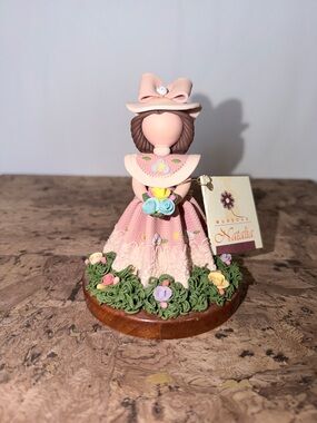 Natalia Gitana Faceless Girl in Pink Dress with Flower Bouquet and Wooden Base 💝